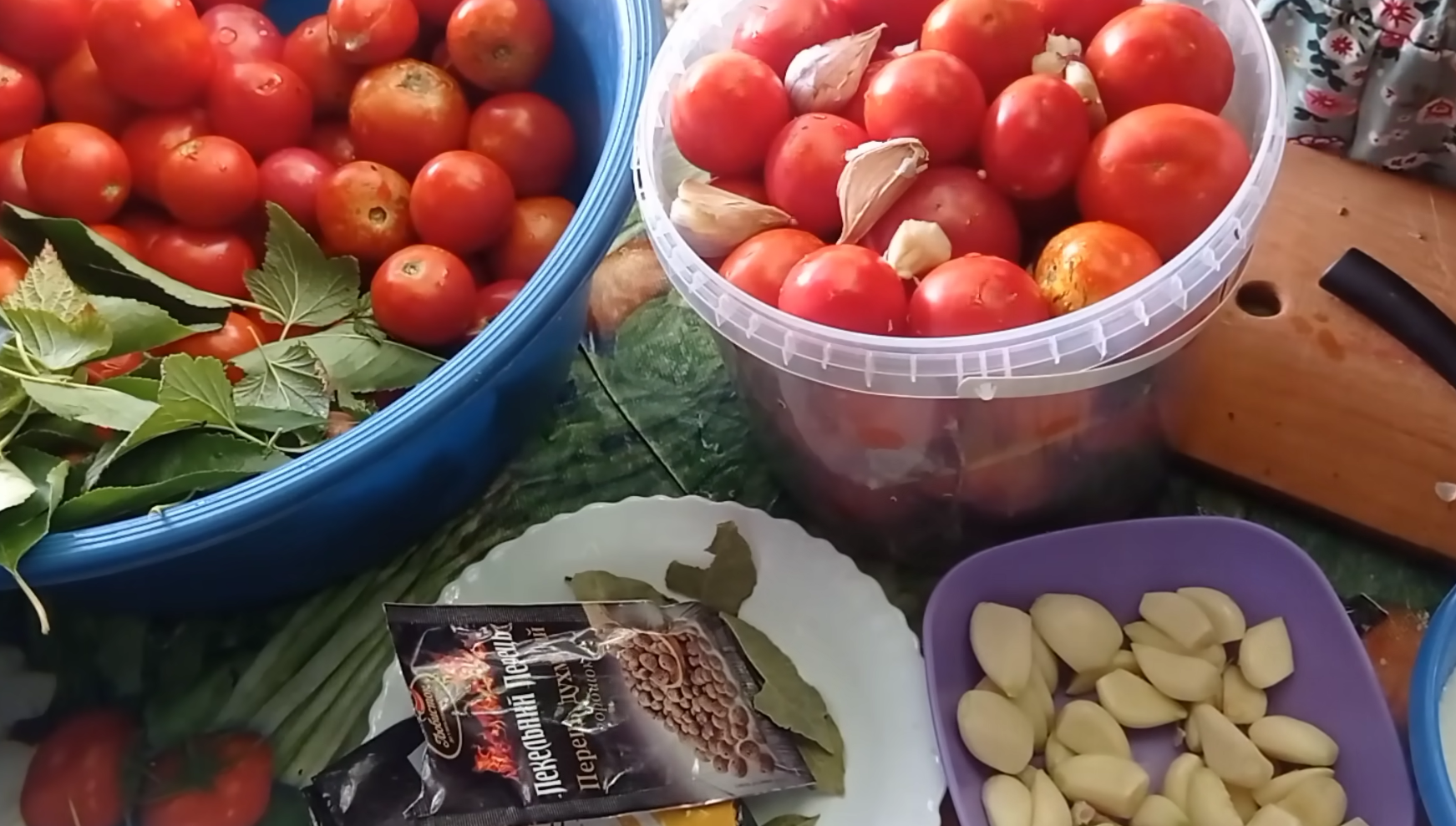 Рецепт смачних і пікантних квашених помідорів як з бочки