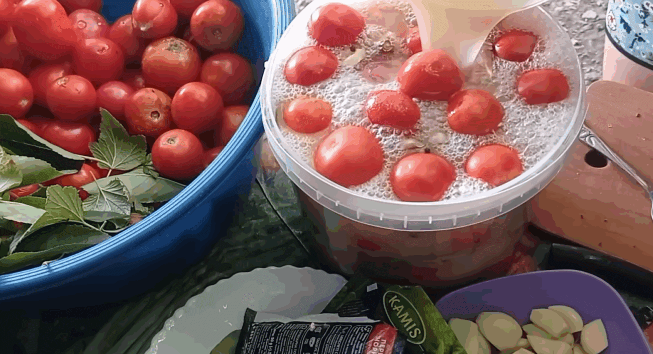 Рецепт смачних і пікантних квашених помідорів як з бочки