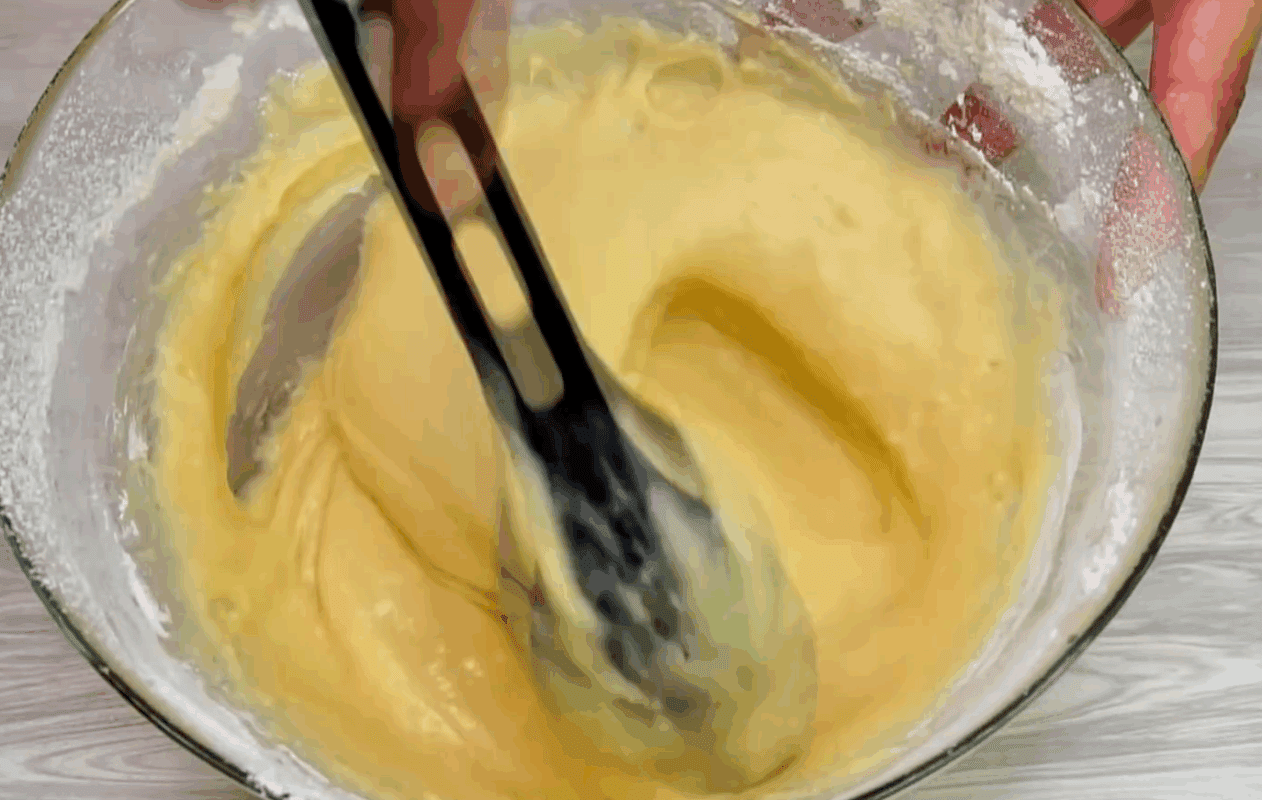 Рецепт пухкого і соковитого сливового пирога Перевертиш