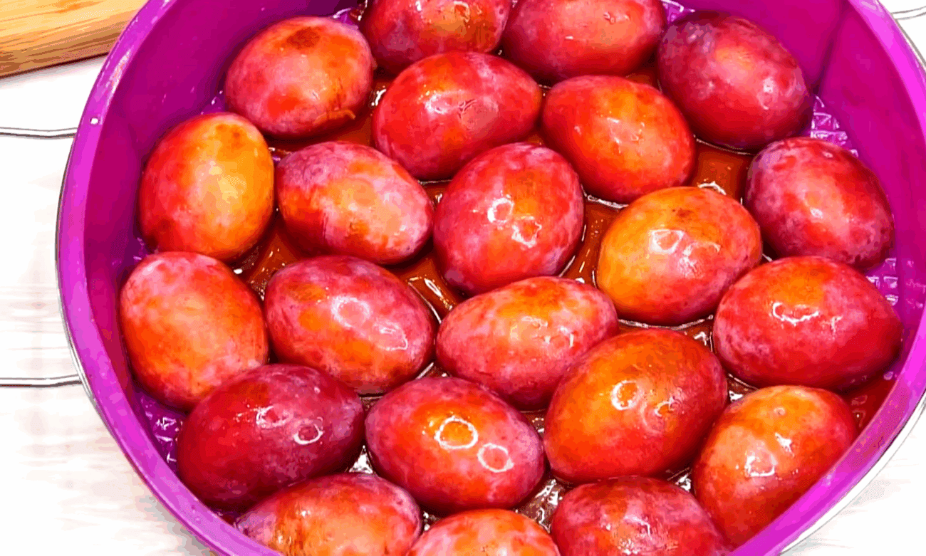 Рецепт пухкого і соковитого сливового пирога Перевертиш