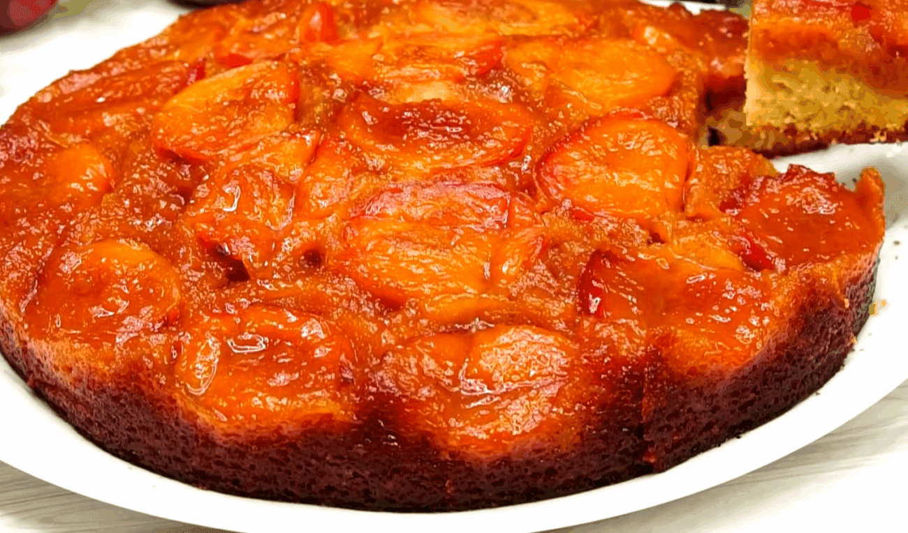 Рецепт пухкого і соковитого сливового пирога Перевертиш