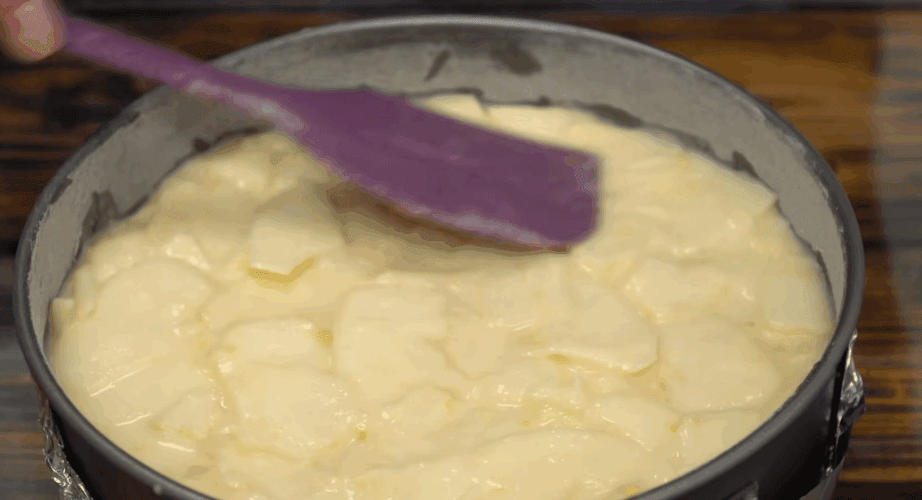 Рецепт дуже смачного яблучного пирога, в якому мінімум тіста