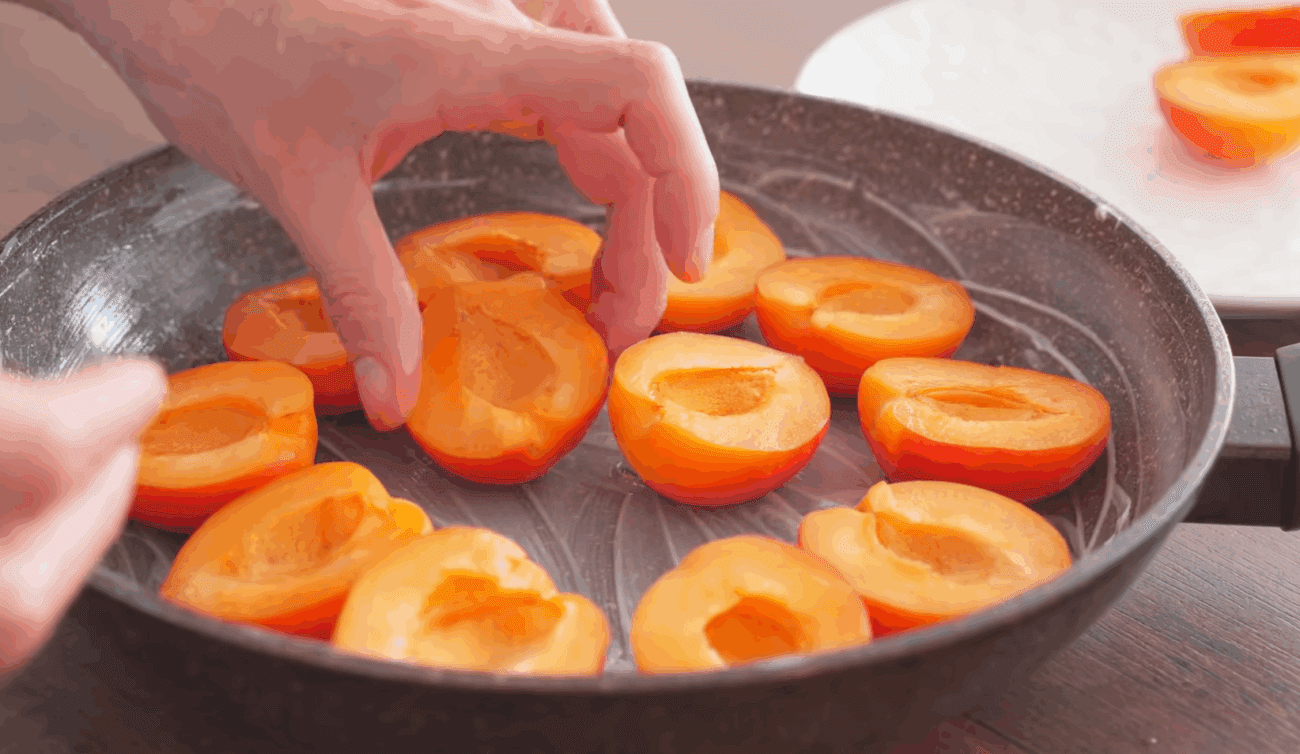 Рецепт смачного і пухкого пирога з абрикосами на сковороді