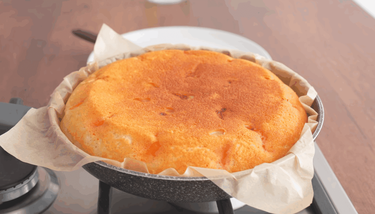 Рецепт смачного і пухкого пирога з абрикосами на сковороді