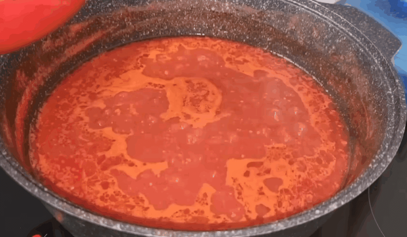 Рецепт кисло-солодкої аджики на зиму з помідорів