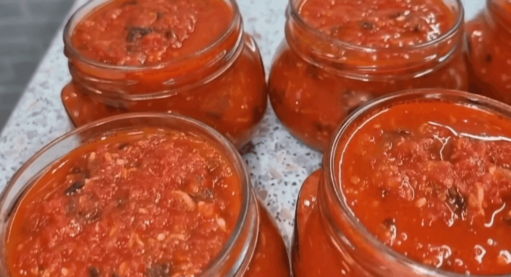 Найсмачніша аджика з кабачків на зиму 2026: всього 1 година – і чудова закуска до м’яса готова 