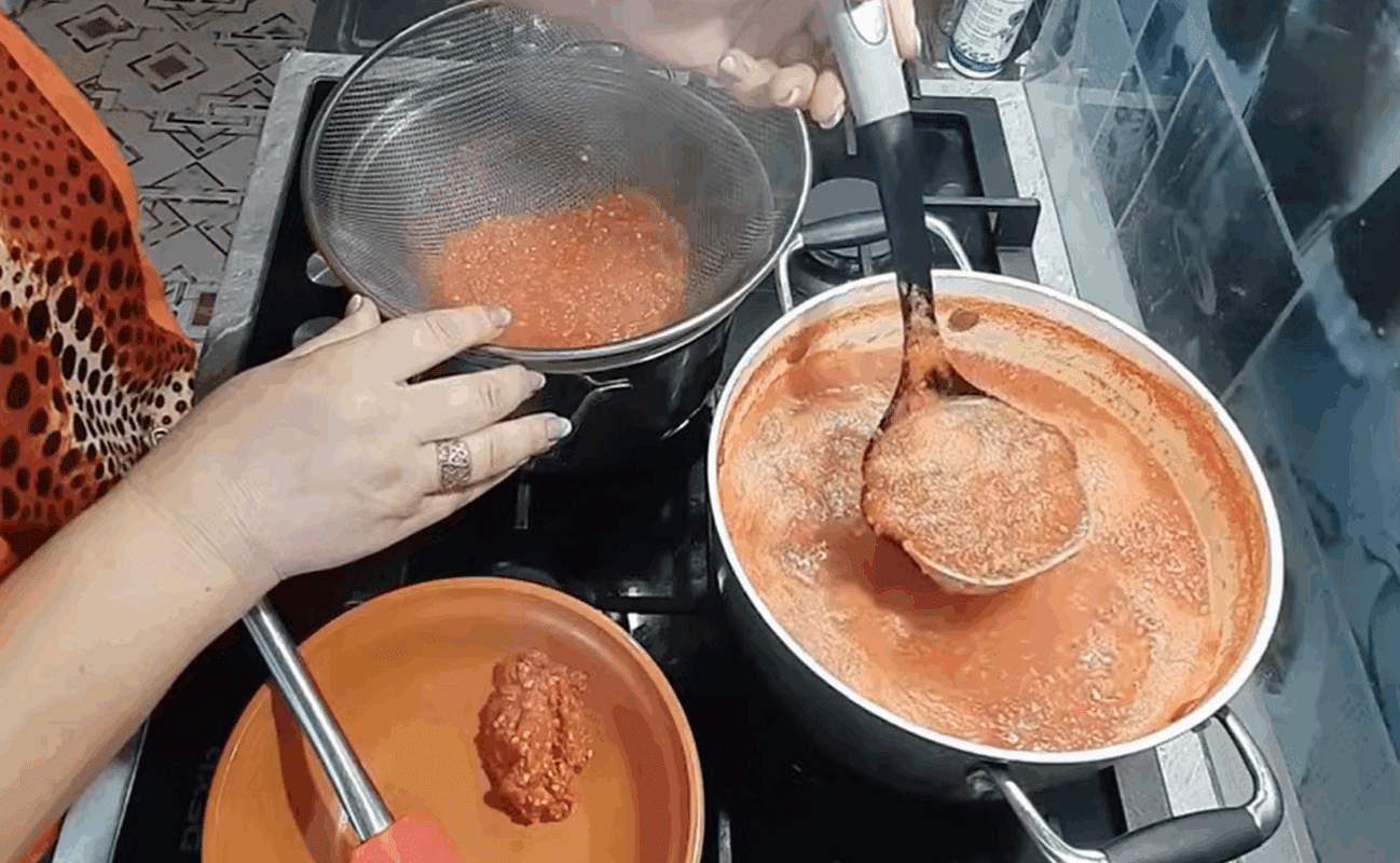 Рецепт дуже смачних помідорів у власному соку на зиму