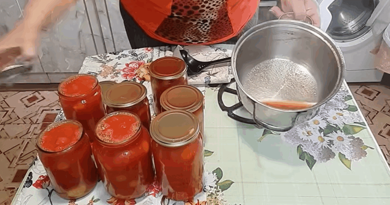 Рецепт дуже смачних помідорів у власному соку на зиму