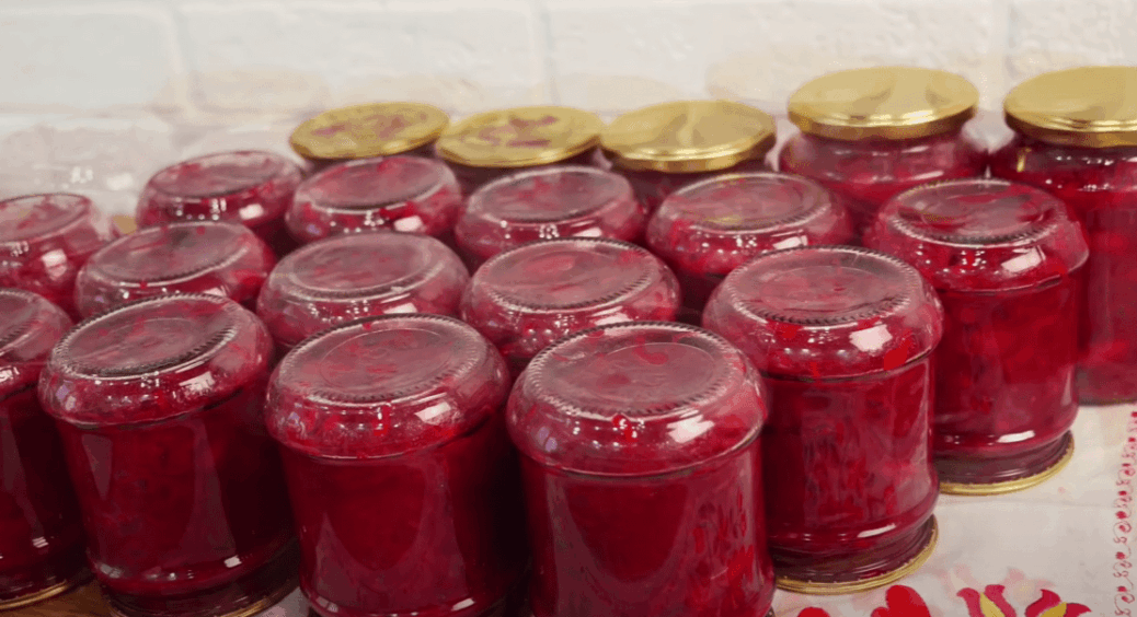 Борщ у бабусі завжди був “супер-пупер” завдяки цій заправці у банках: з квасолею і перчиком 