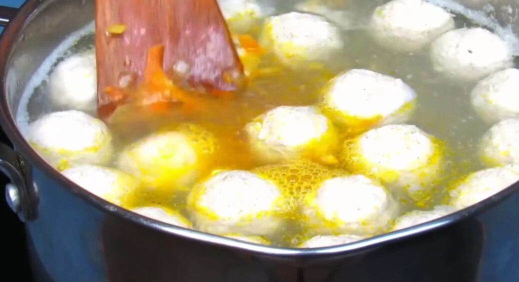 Суп варять усі, а правильно – одиниці: 3 помилки, через які бульйон втрачає смак і користь 