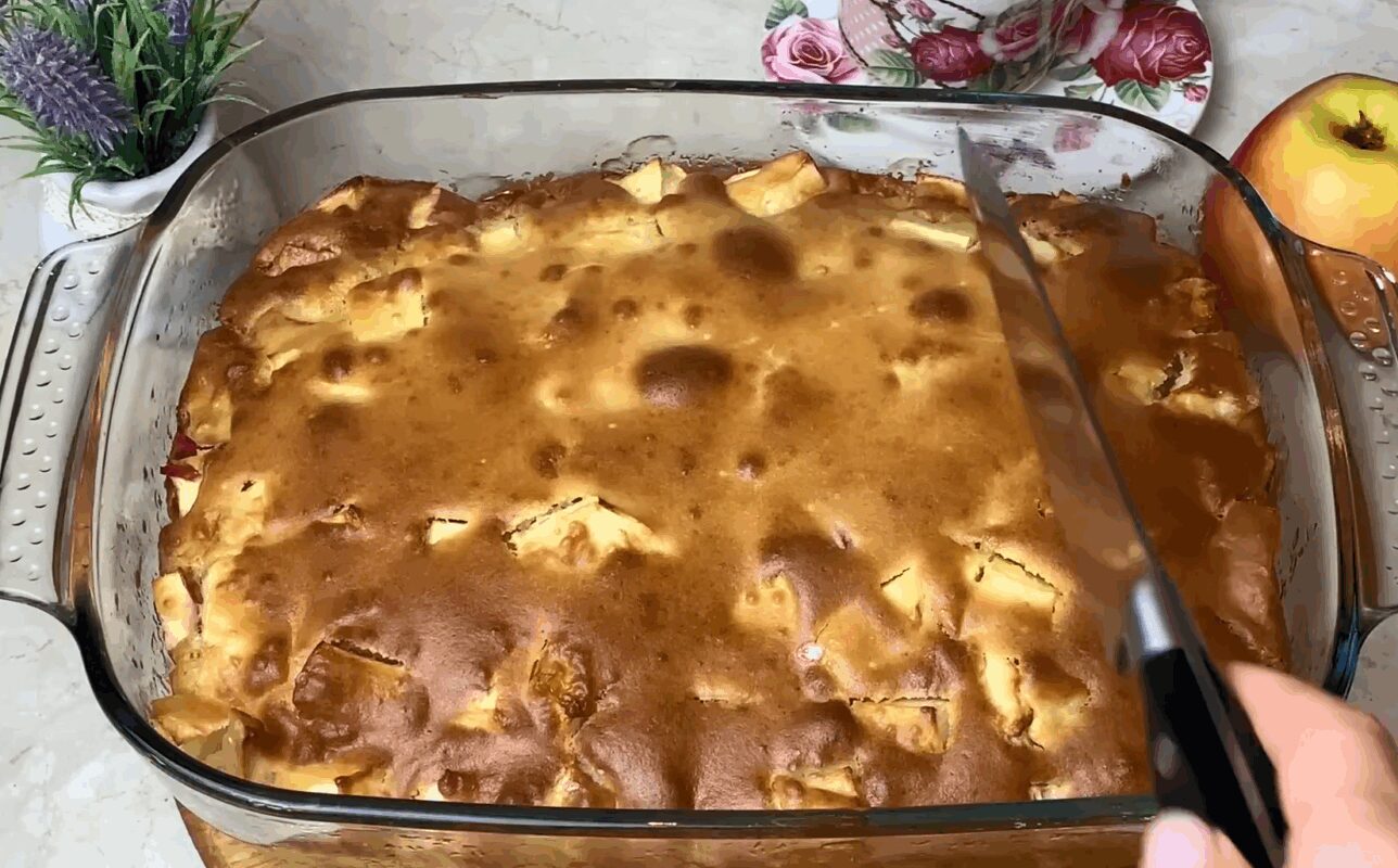 Рецепт швидкого і смачного пирога з яблуками на молоці