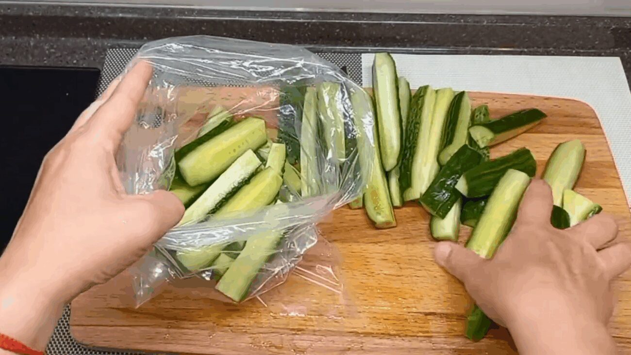 Рецепт швидких і смачних малосольних огірків у пакеті