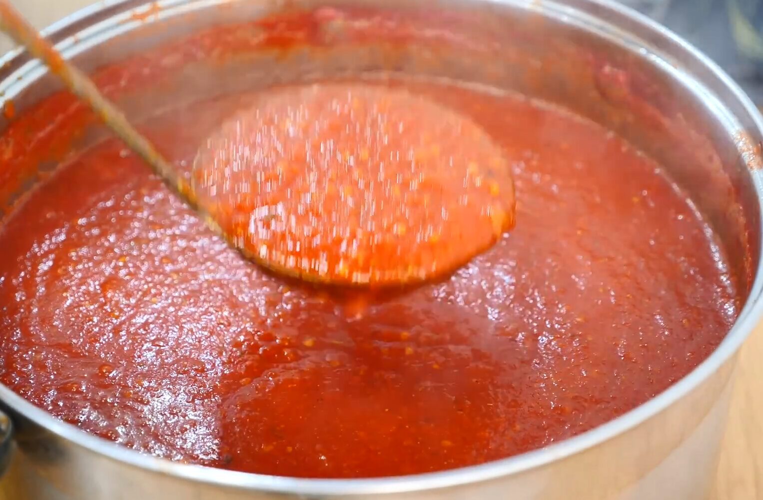 Рецепт смачного томатного соусу на зиму замість кетчупу