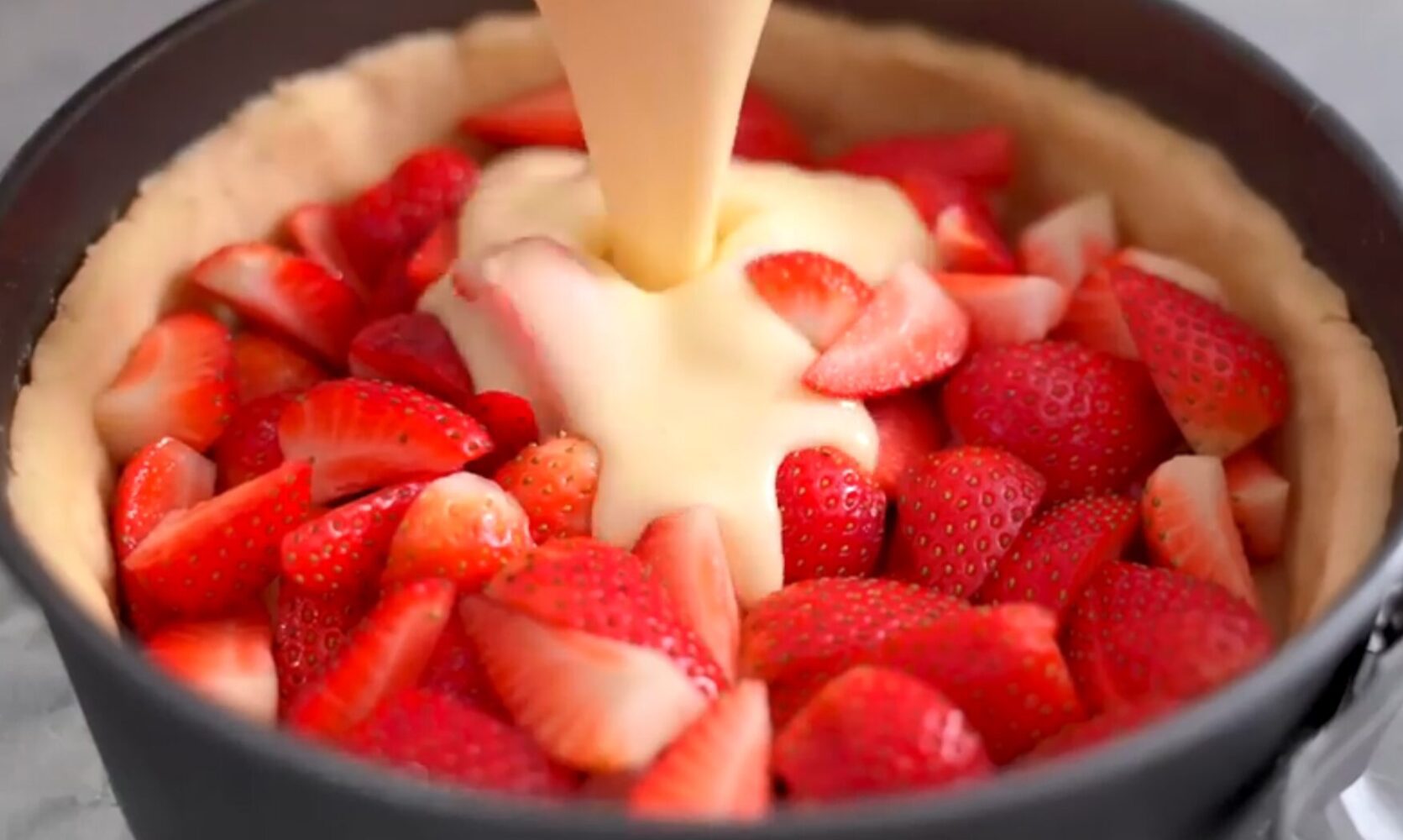 Рецепт дуже смачного і ніжного ягідного пирога