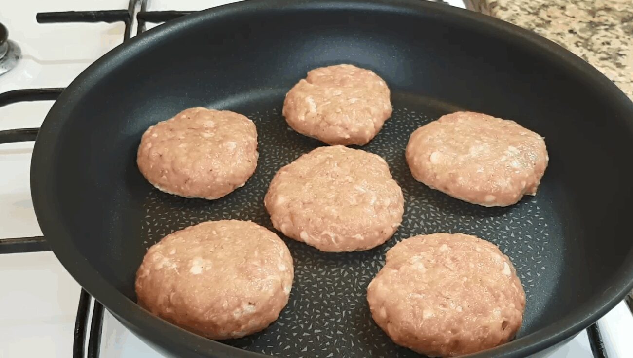 Рецепт смачних і соковитих котлет з начинкою у духовці