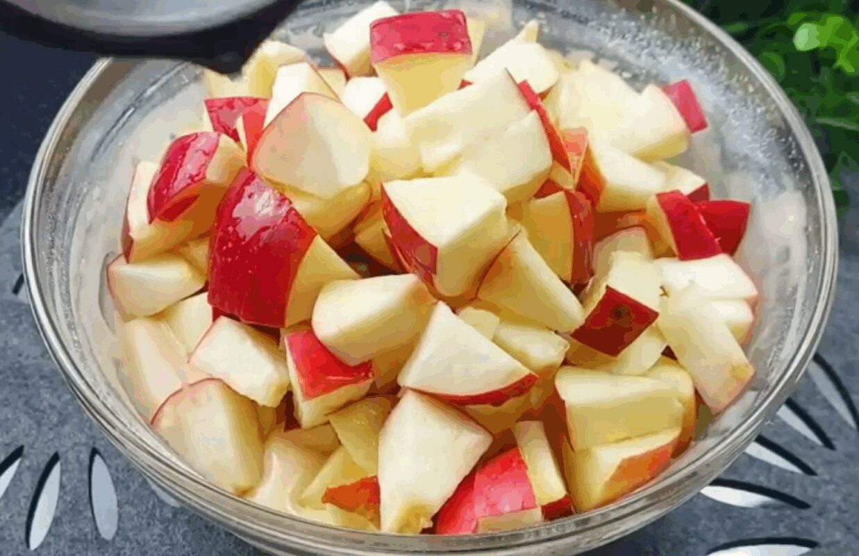 Рецепт пухкого і ніжного яблучного пирога на молоці