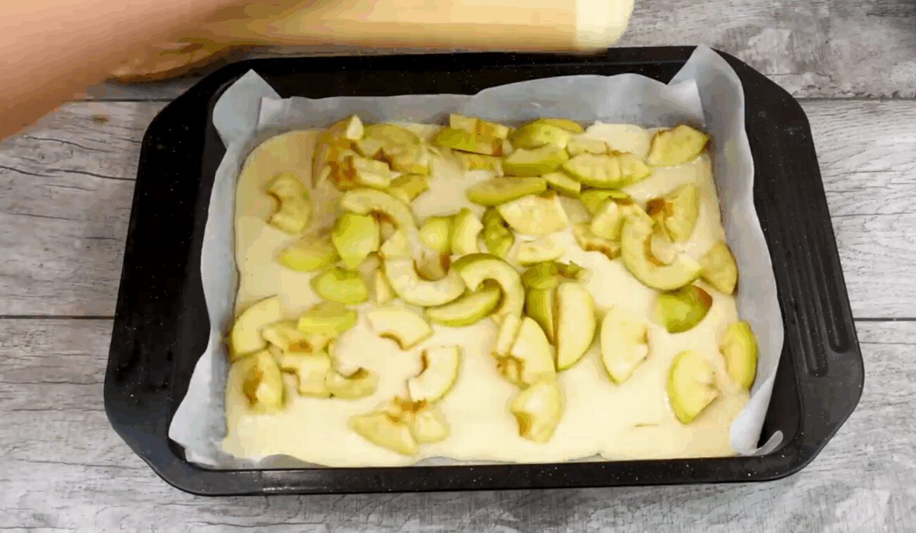 Рецепт смачного і ніжного яблучного пирога на сметані