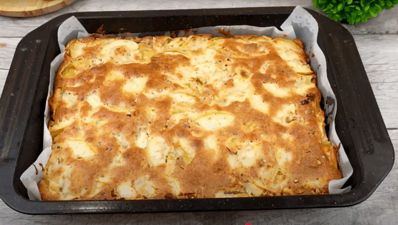 Рецепт смачного і ніжного яблучного пирога на сметані