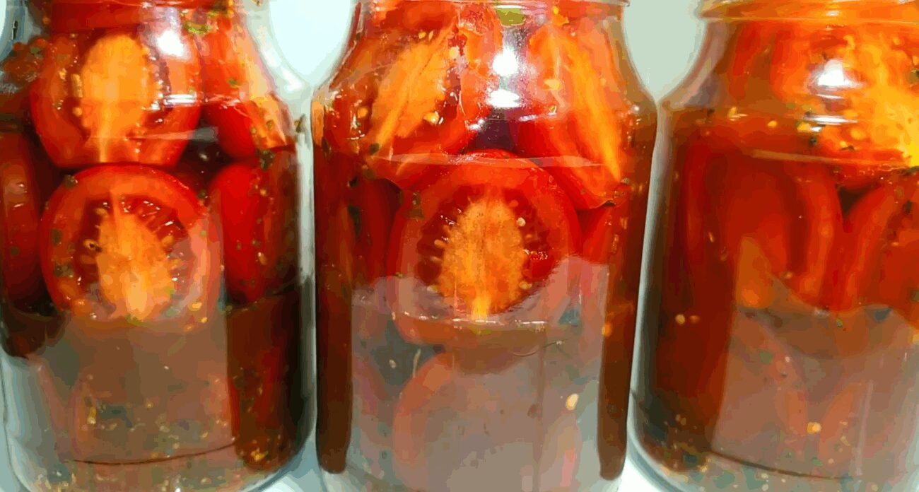 Рецепт смачних і пряних помідорів половинками на зиму