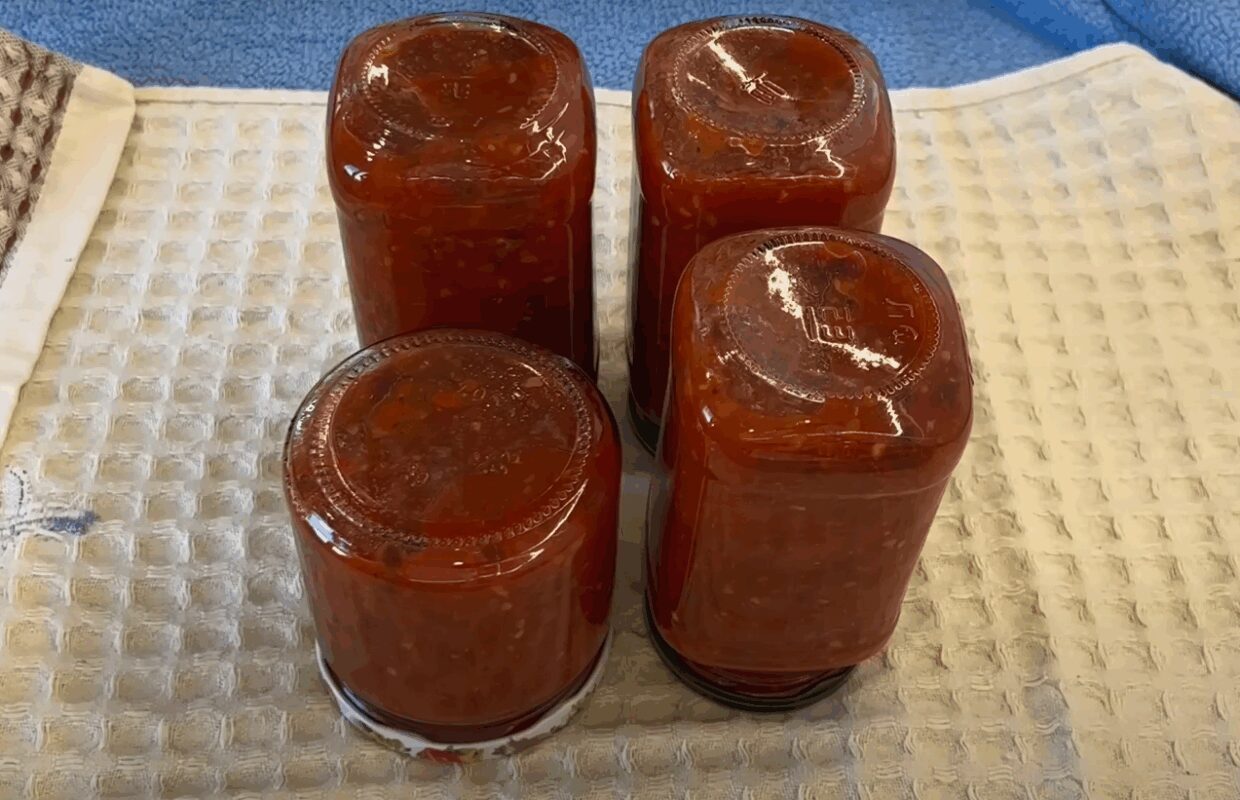 Рецепт смачного і пряного соусу Сацебелі на зиму