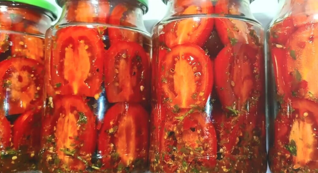 Додайте ці гілочки в банки – і помідори 2025 вийдуть неймовірно смачними: так роблять в Умані 