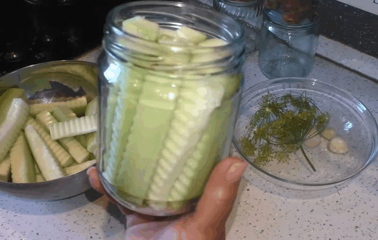 Рецепт хрумких маринованих кабачків на зиму за 10 хвилин