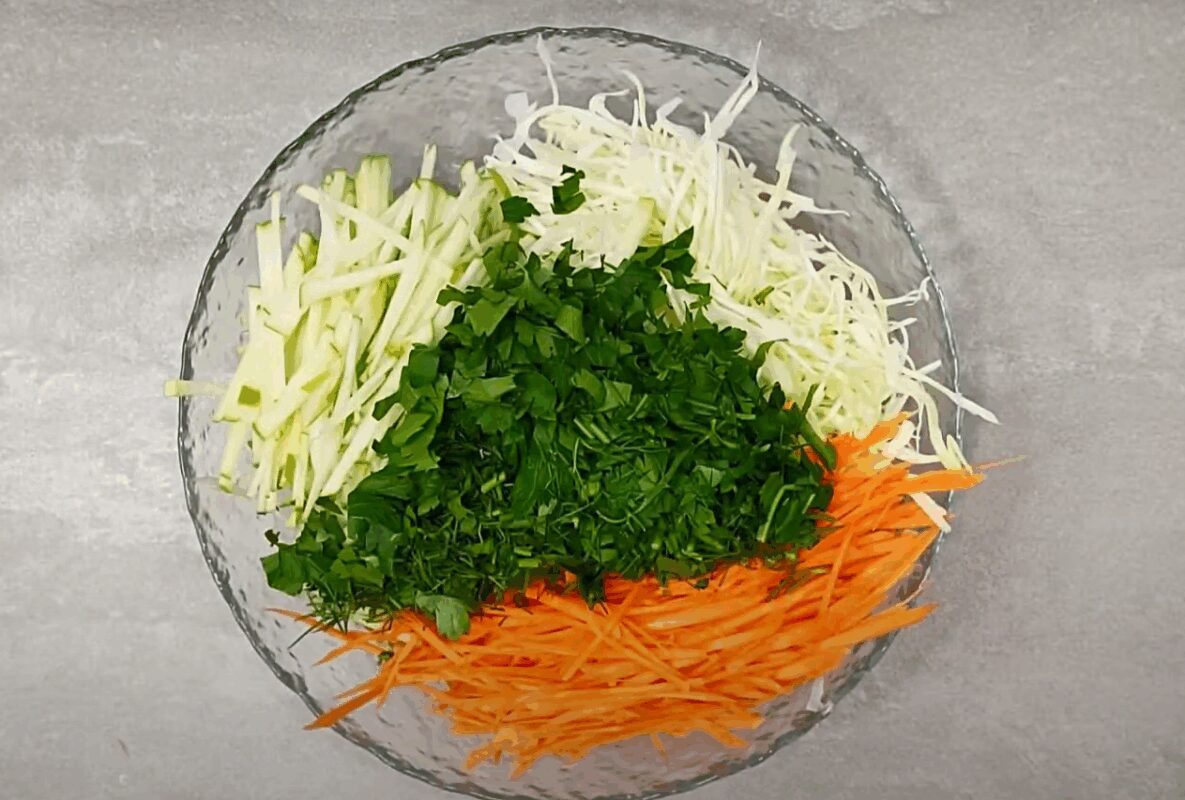 Рецепт смачного вітамінного салату з яблуком і морквою