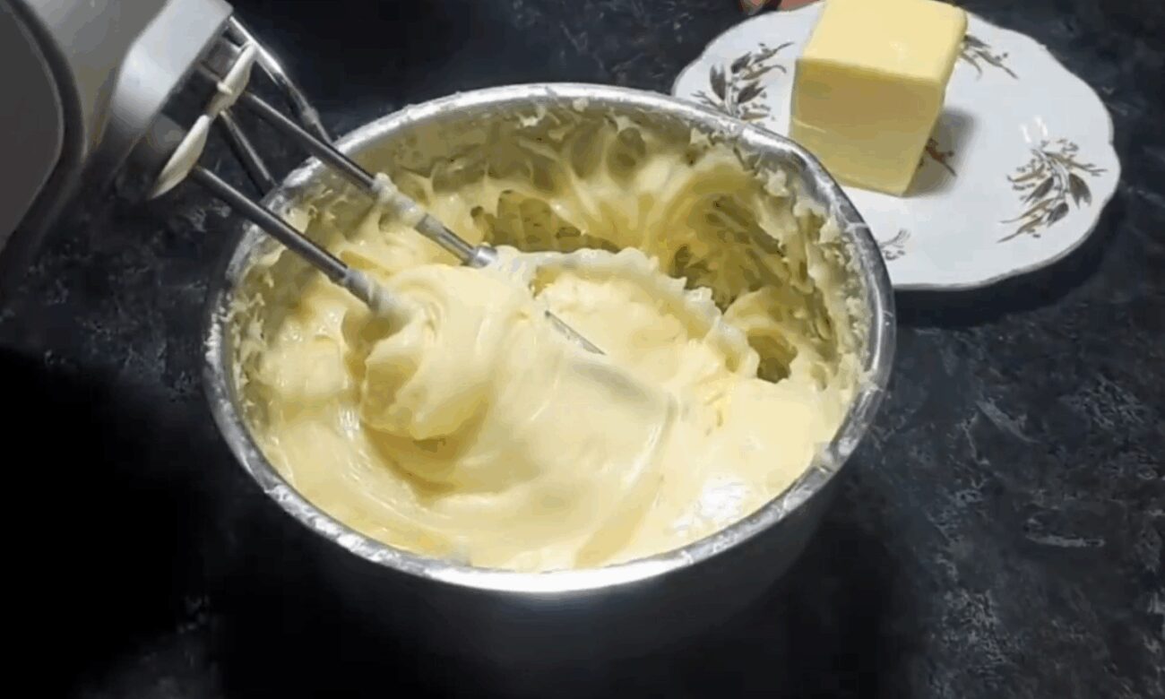 Рецепт дуже смачного і ніжного яблучного пирога з заварним кремом