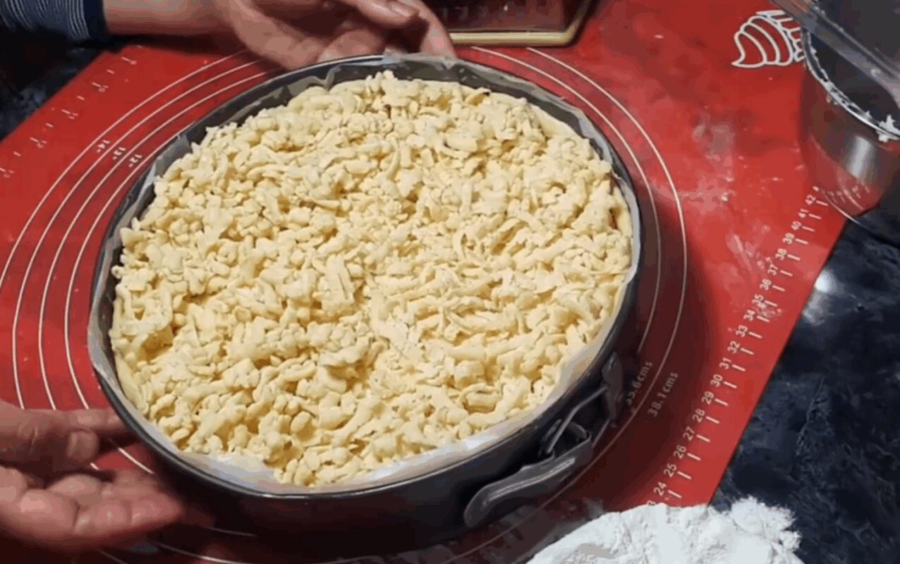 Рецепт дуже смачного і ніжного яблучного пирога з заварним кремом