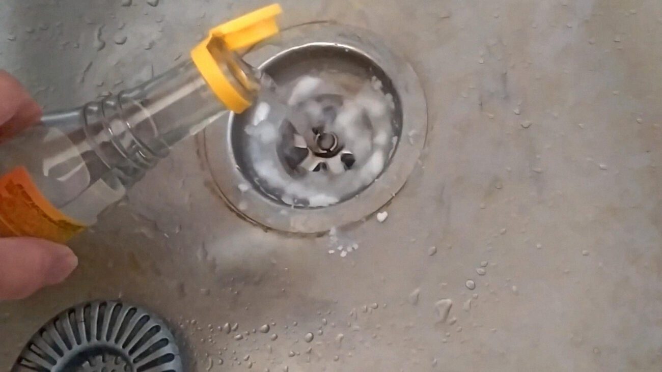 Сантехніки пояснили, навіщо щотижня лити оцет у раковину