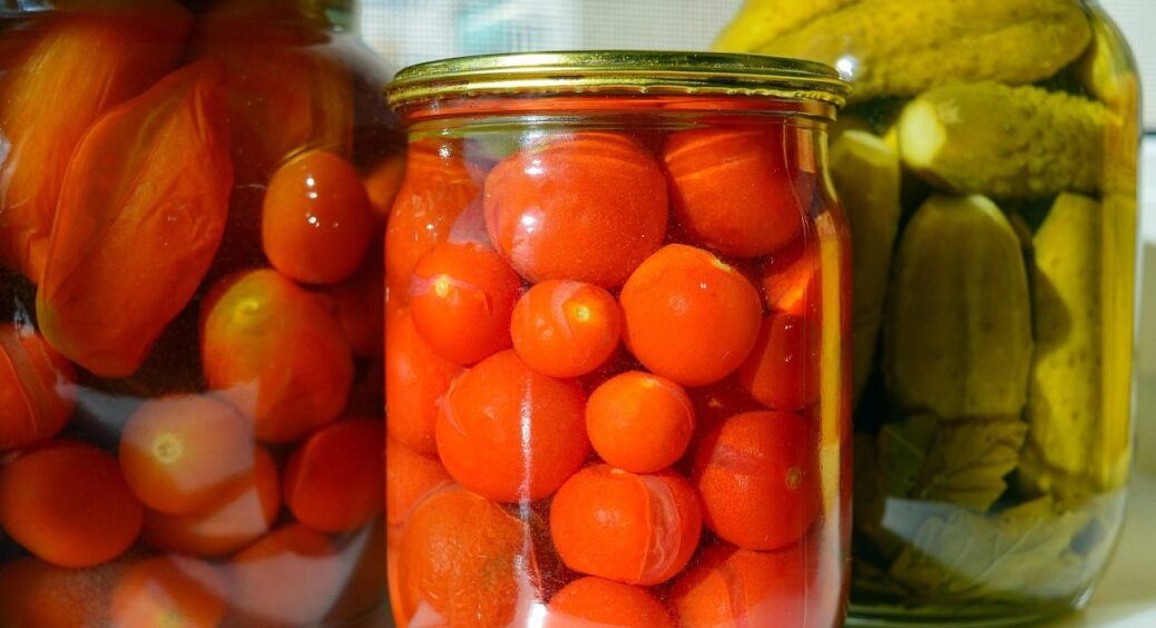 Консервовані на зиму 2026 помідори сорту “Сливка”: смакота з часником та чорним перцем 