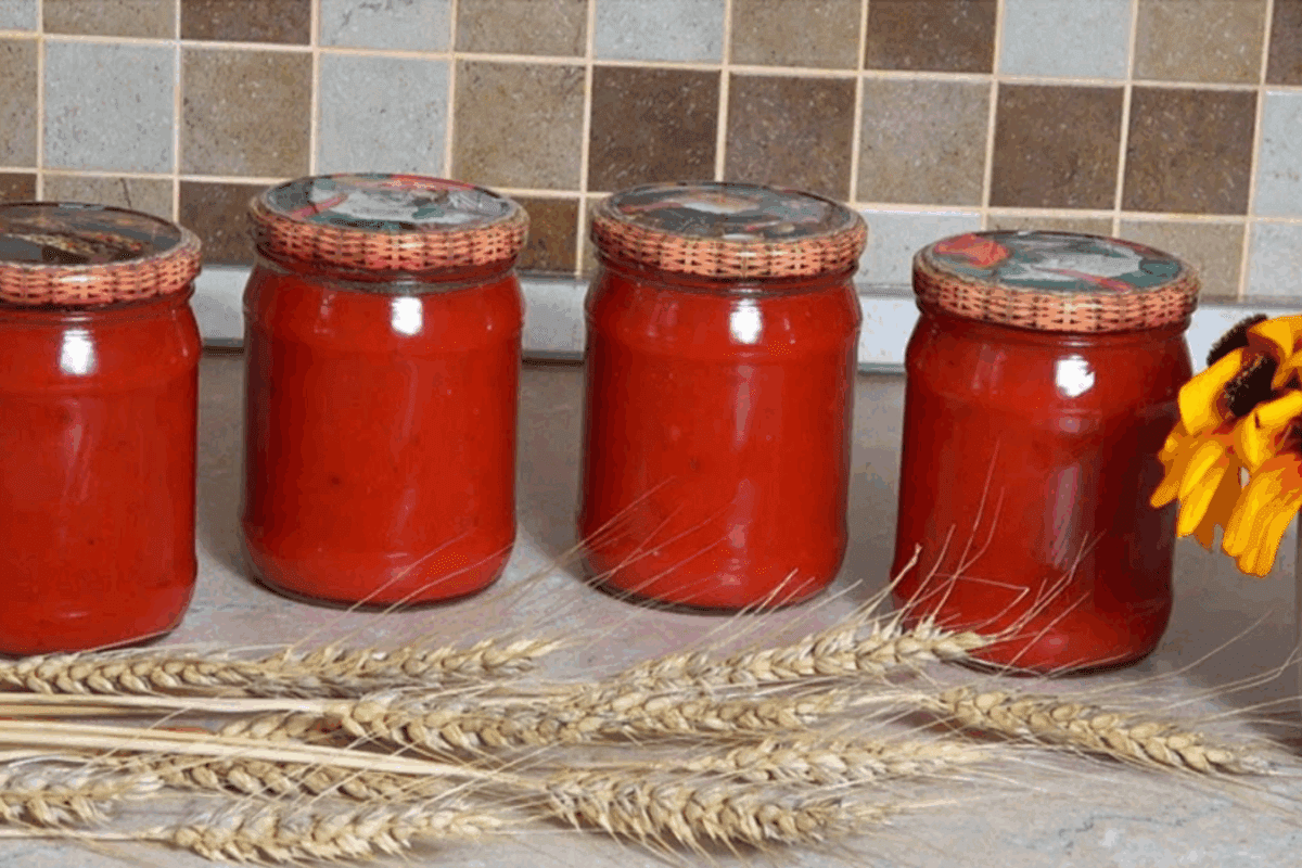 Кулінари пояснили, як законсервувати на зиму домашній кетчуп до шашлику