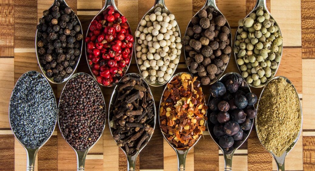 Судини скажуть “Дякую”: ці 2 спеції не варто вживати при мінусовій температурі людям 50+ років 