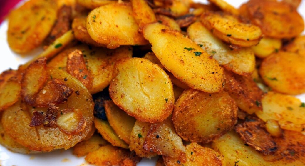 Буде красиво, як у ресторані: 1 важлива дія перед смаженням картоплі – НЕ розвалиться в процесі 