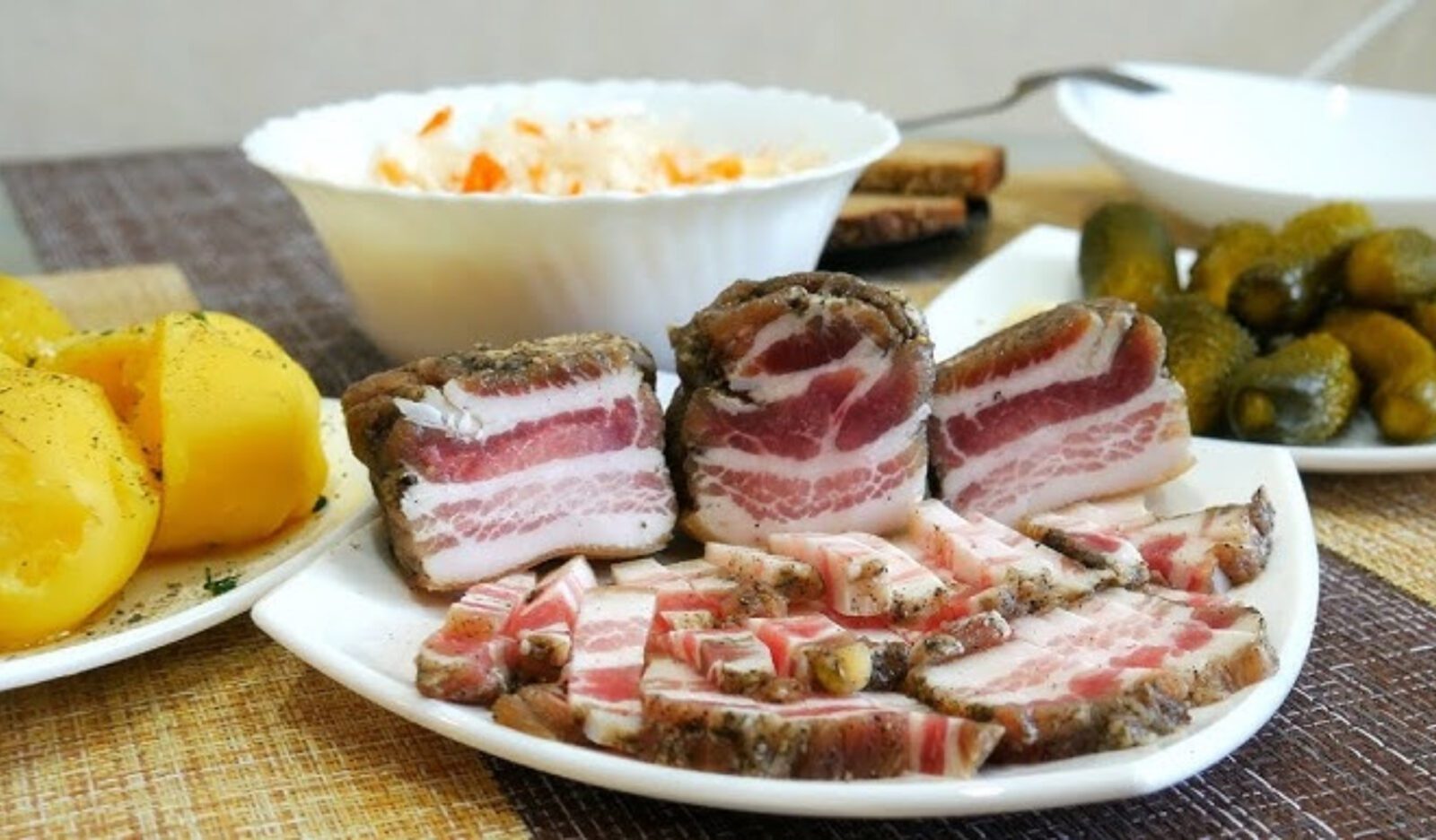 Кухарі розповіли, які продукти зайві при приготуванні домашнього сала