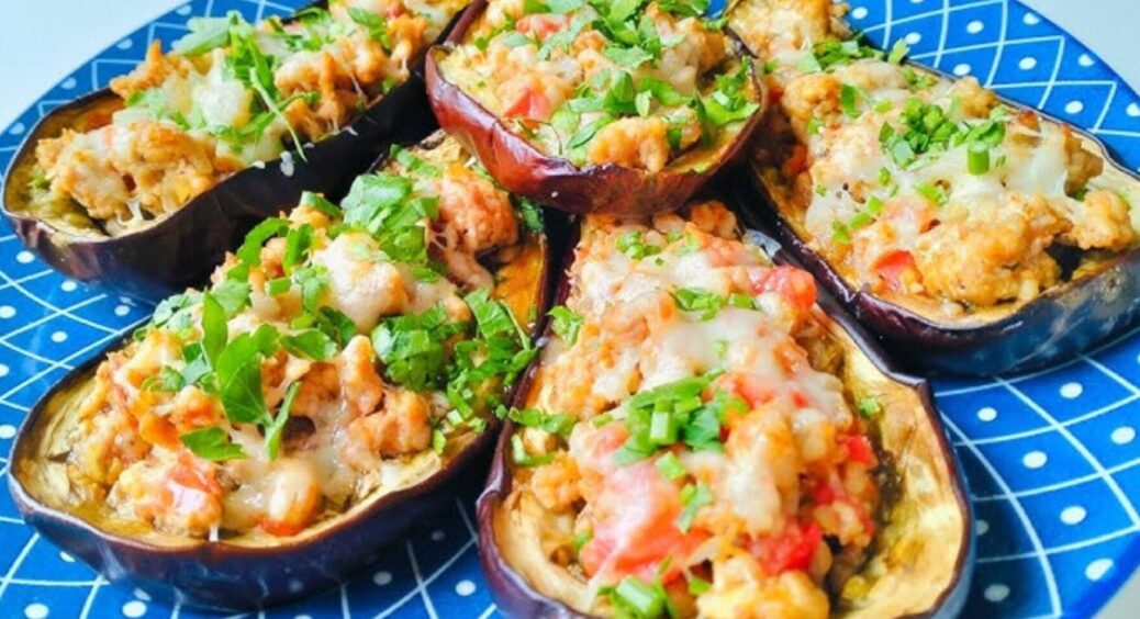 Роблю “кораблики” не з картоплі, а з баклажанів з салом: настільки соковито та ароматно, що ВАУ 