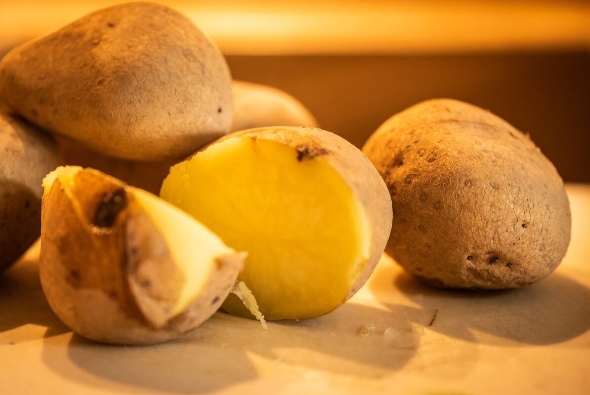 Кулінари пояснили, як можна зіпсувати картоплю в мундирах під час приготування