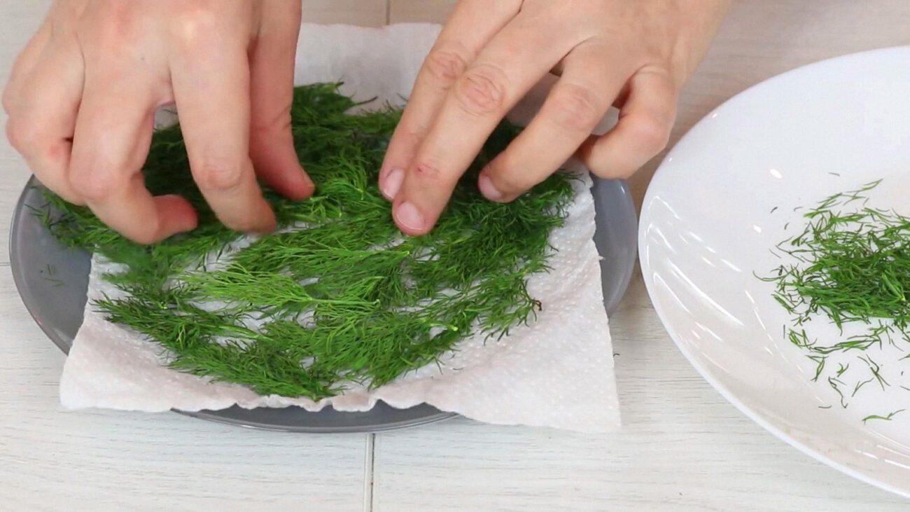 Господині порадили 3 способи сушіння кропу, щоб він не втрачав колір і аромат