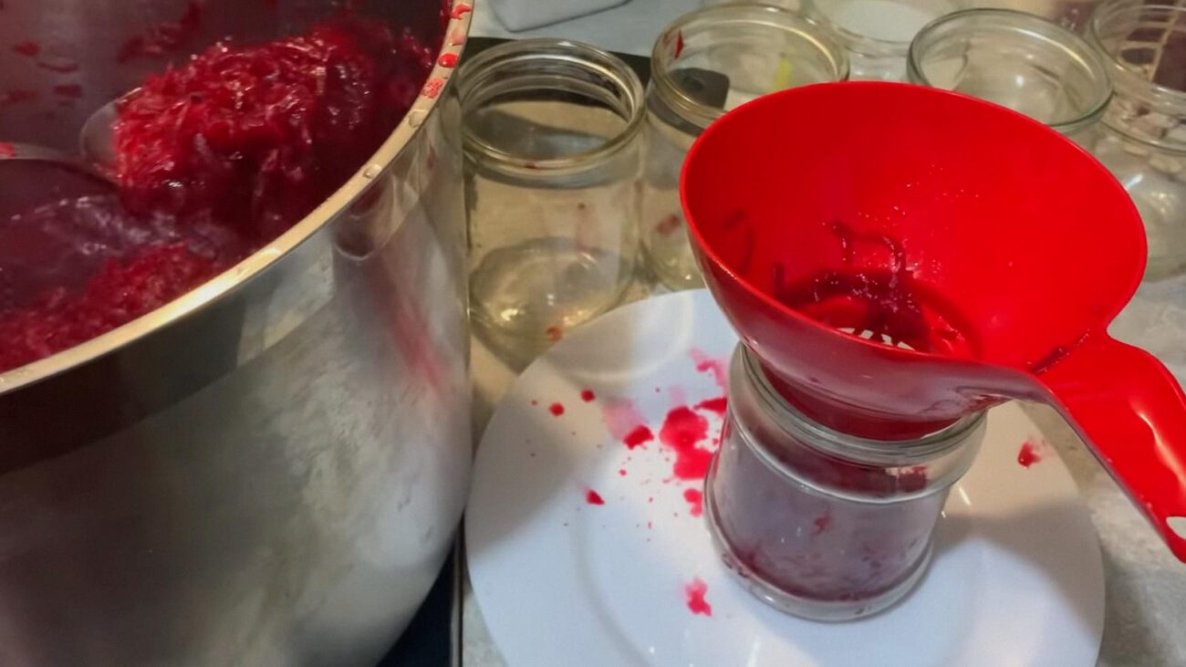 Кулінари поділилися рецептом консервованого буряка для борщу та Шуби