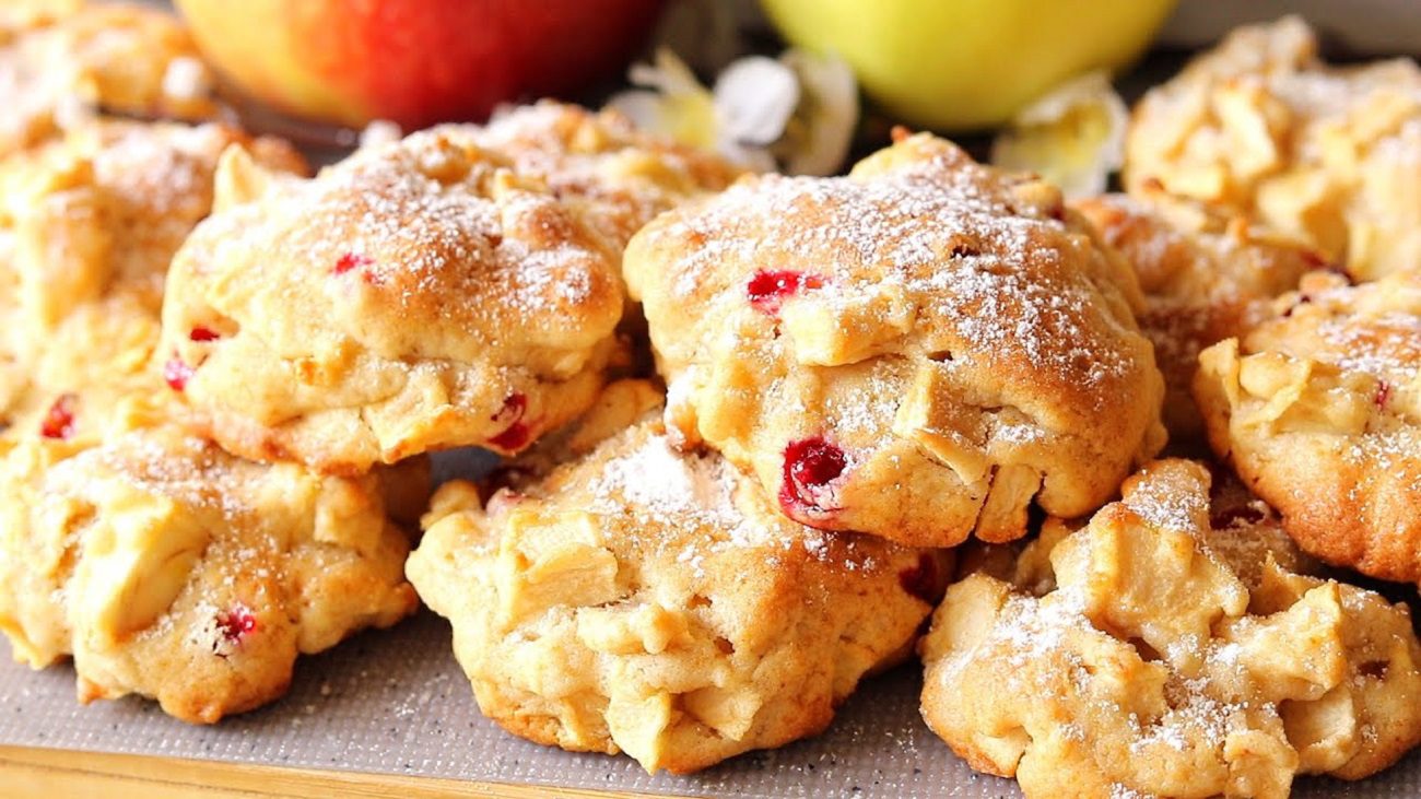 Рецепт м'якого і ніжного печива з яблуками Шарлотка