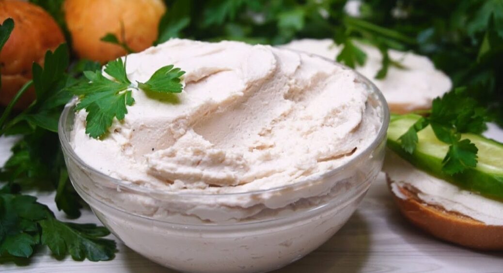 5 продуктів, і вся сімʼя сита: цей рецепт часникової намазки я привезла з Полтави – смакота 