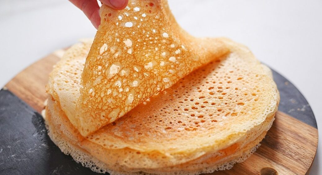 Не кефір і не молоко: що досвідчені господині додають у тісто на ажурні млинці, які не рвуться 