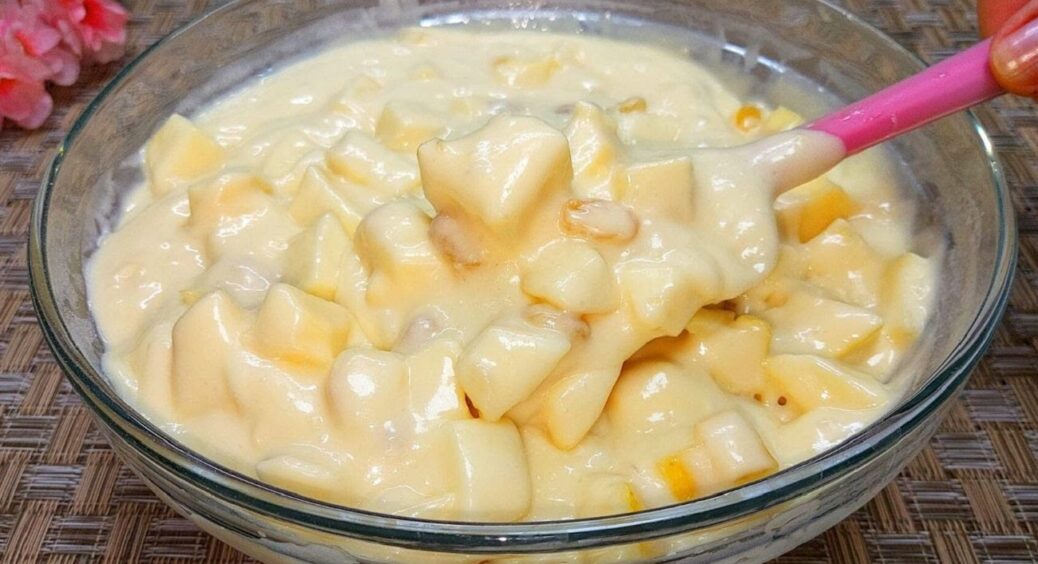 Шарлотка відпочиває! Ідеальний на вигляд і смак яблучний пиріг “Насолода”: рецепт 