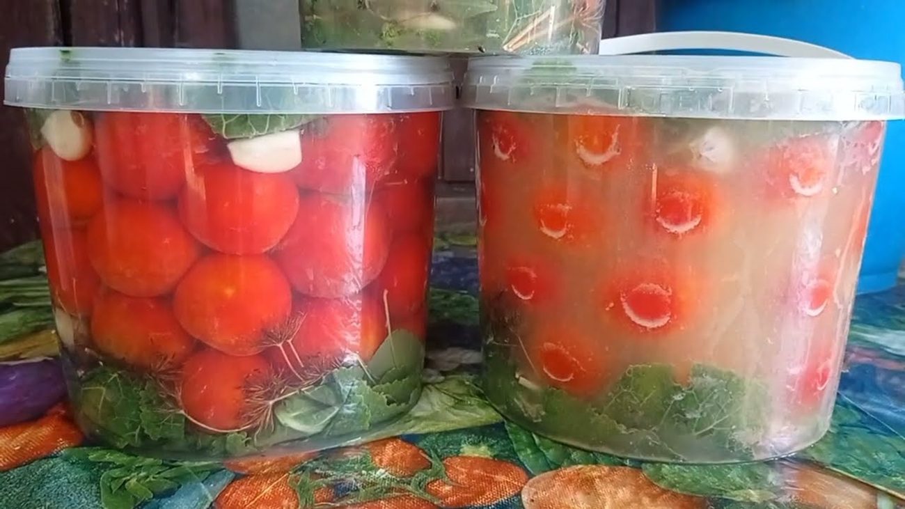 Рецепт смачних і пікантних квашених помідорів як з бочки