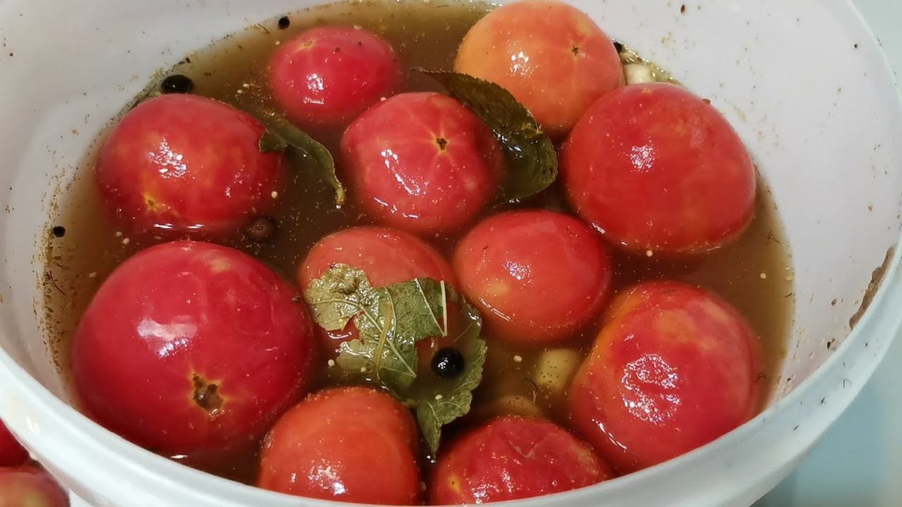 Рецепт смачних і пікантних квашених помідорів на зиму