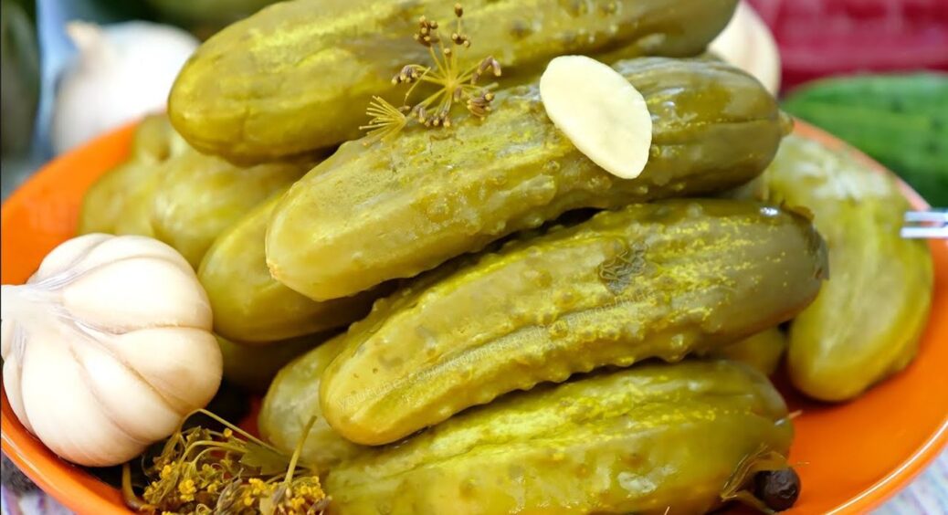 Квашені огірки з буряком на зиму 2026 – без цукру та без стерилізації: супер рецепт з Вінниці 