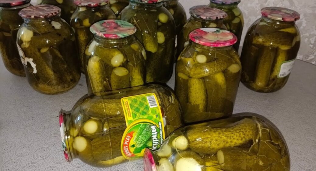 Закриваю огірки за рецептом бабусі з 1980-х років: про них ходила слава, а справа — у 5 спеціях 