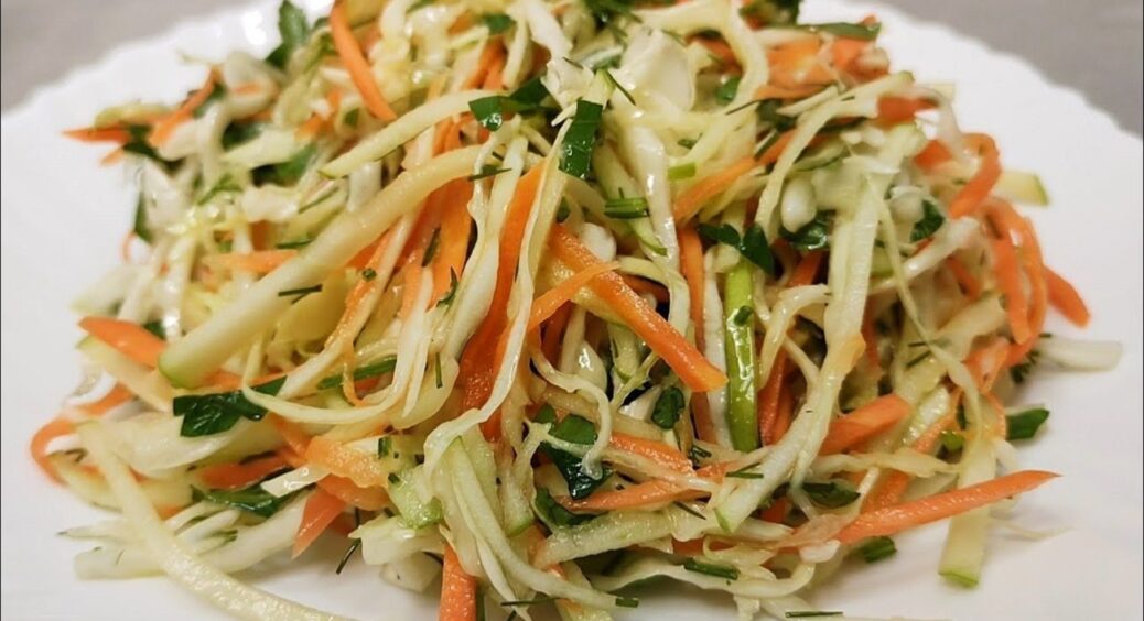 Салат “Щедрий серпень”: капуста, яблуко і морква — рецепт, який не приїдається взагалі 