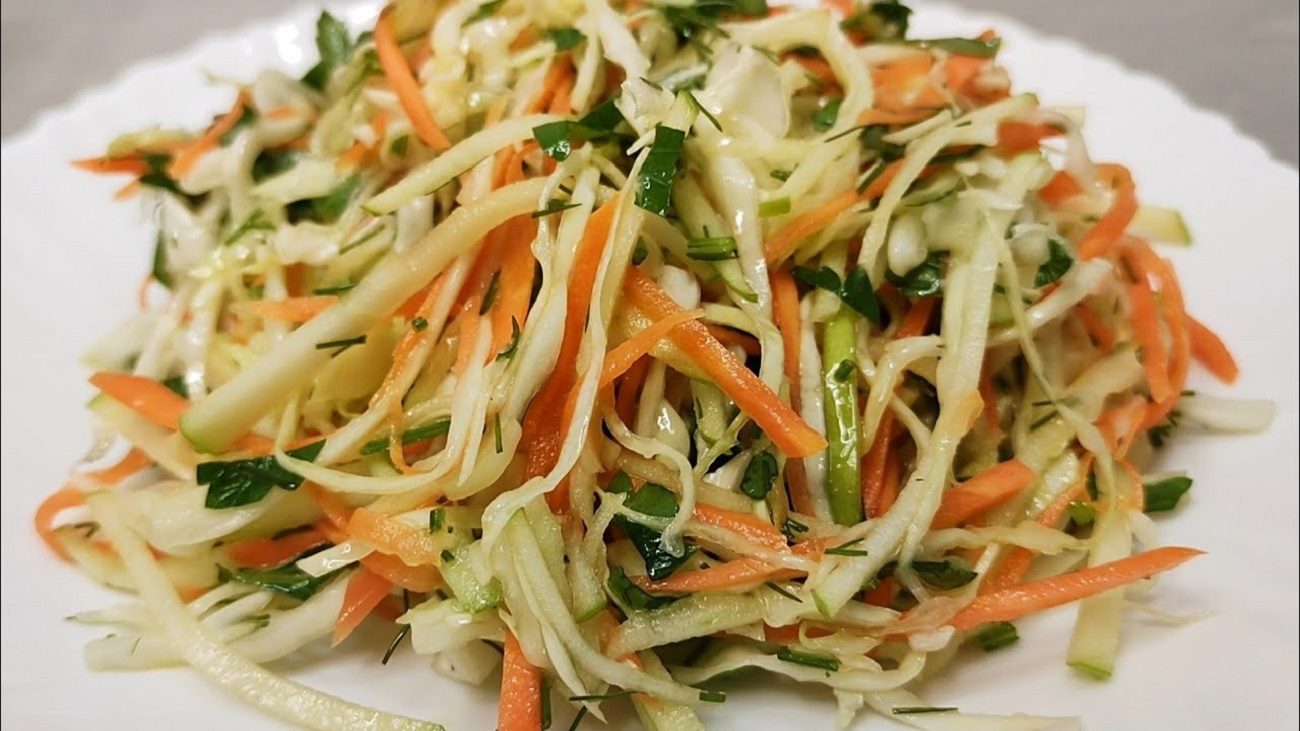 Рецепт смачного вітамінного салату з яблуком і морквою