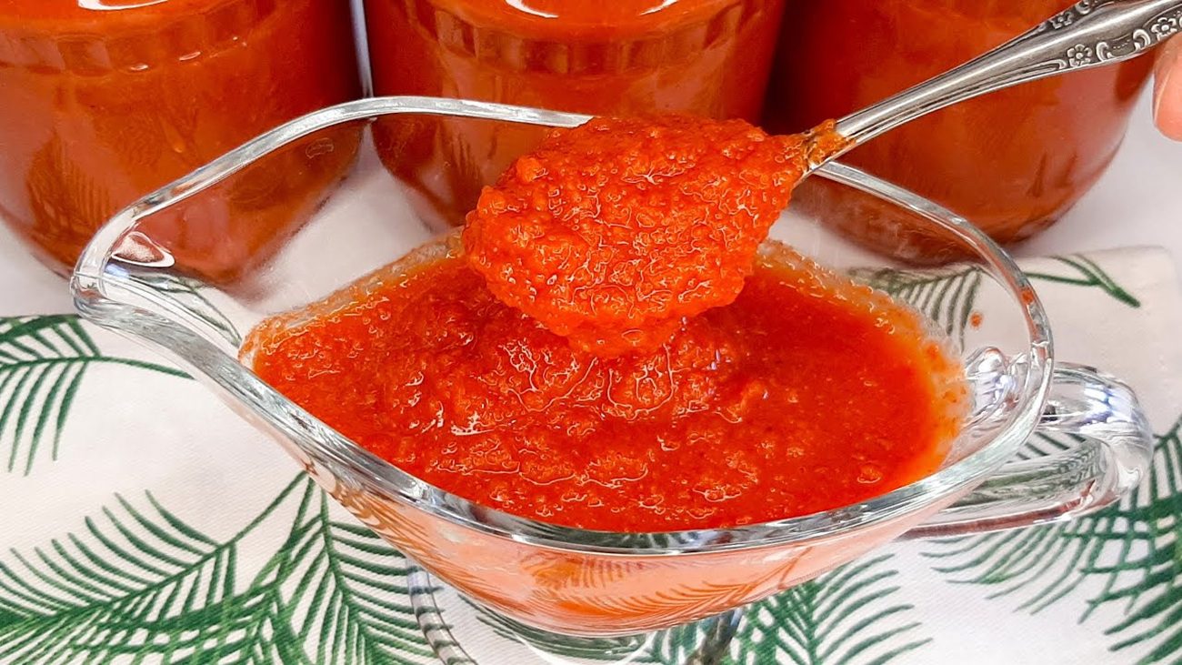 Господині розповіли, як приготувати ароматну аджику на зиму в домашніх умовах Господині розповіли, як приготувати ароматну аджику на зиму в домашніх умовах